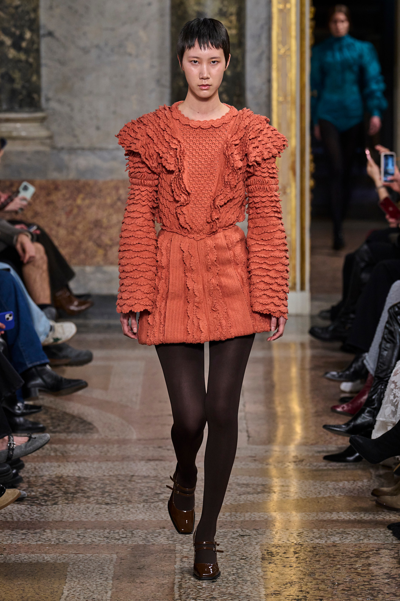 فساتين قصيرة باللون المرجاني