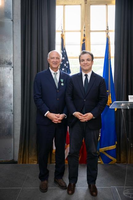 مُنح "رالف بوتشي" ‏Ralph Pucci ‎‏ وسام "فارس الفنون والآداب" ‏