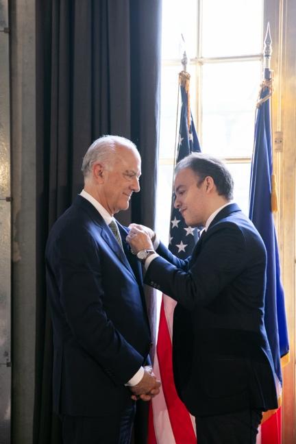 سلّم الوسام السيد محمد بوعبد الله، المستشار الثقافي الفرنسي في الولايات المتحدة ومدير فيلا ألبرتين