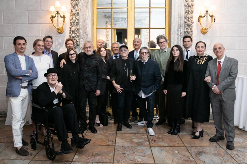 يُمنح الوسام للفنانين والكتاب والشخصيات الثقافية البارزة الذين أسهمت أعمالهم إسهامًا كبيرًا في الفنون في فرنسا ‏وعلى الصعيد الدولي