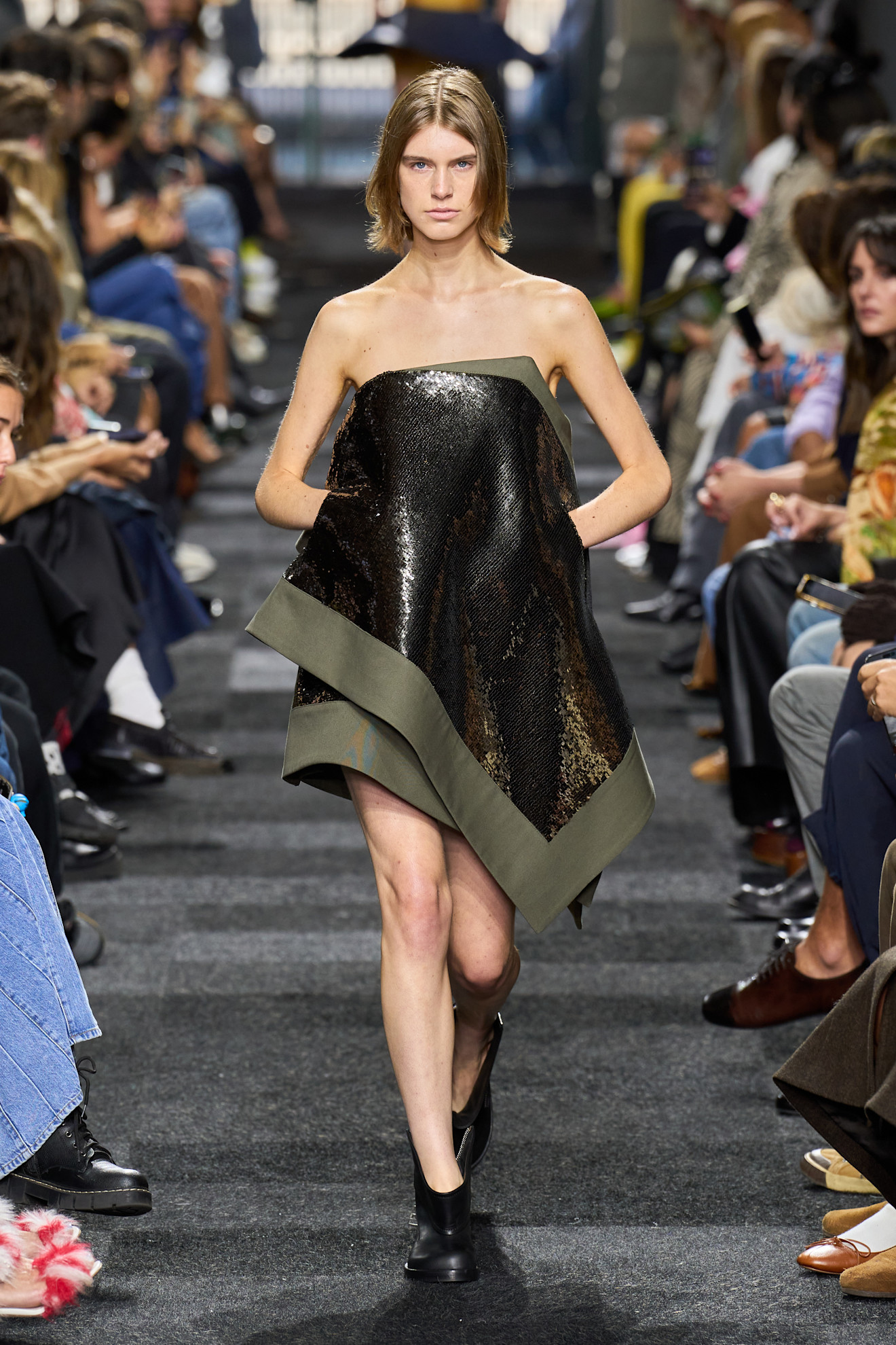 JW Anderson فستان براق باللونين الأسود والزيتي من