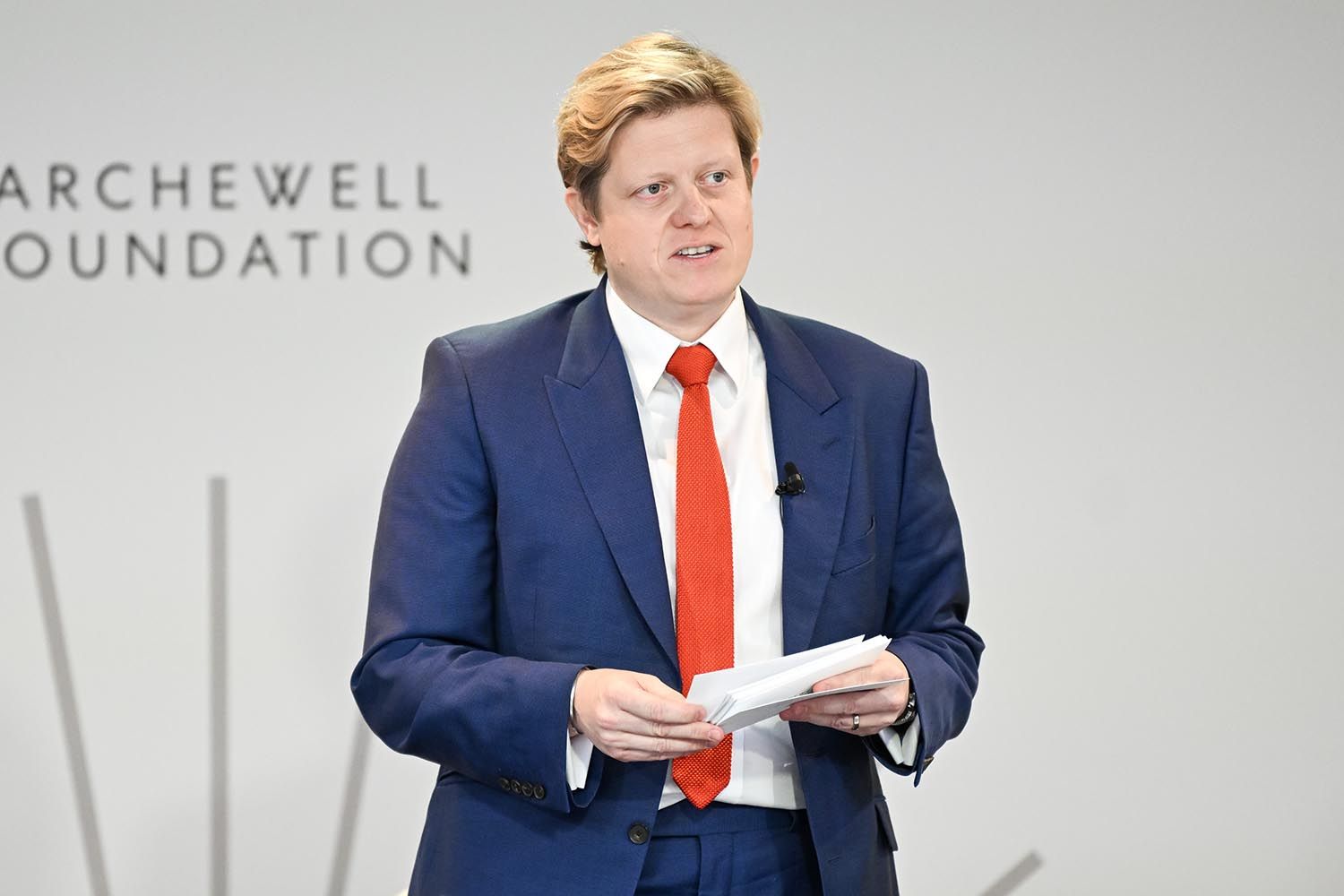 جيمس هولت يترجل عن قيادة مؤسسة هاري وميغان