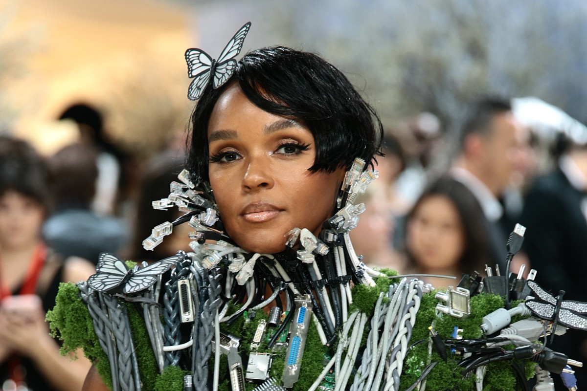 إطلالة Janelle Monae بالمكياج البرونزي