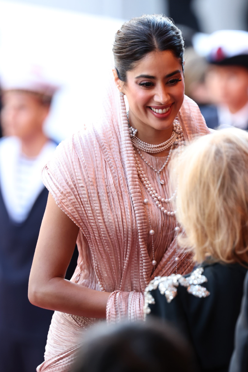 Janhvi Kapoor تتألق بقلادة ماسية من شوبارد بحجر كمثري فاخر