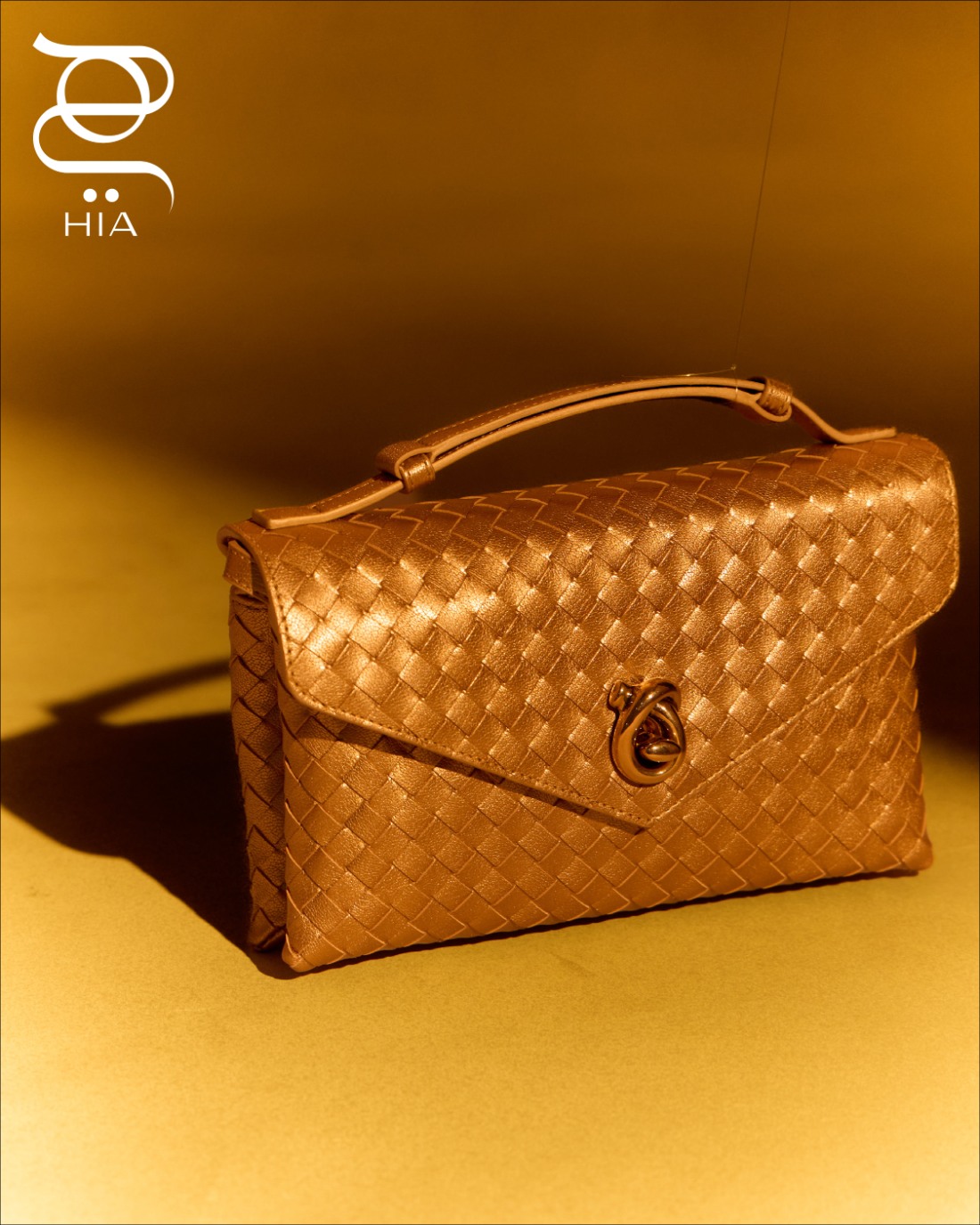 حقيبة "كنوت لوك" ‏KNOT LOCK‏ بعقدة ذهبية من دار "بوتيغا فينيتا" ‏Bottega Veneta