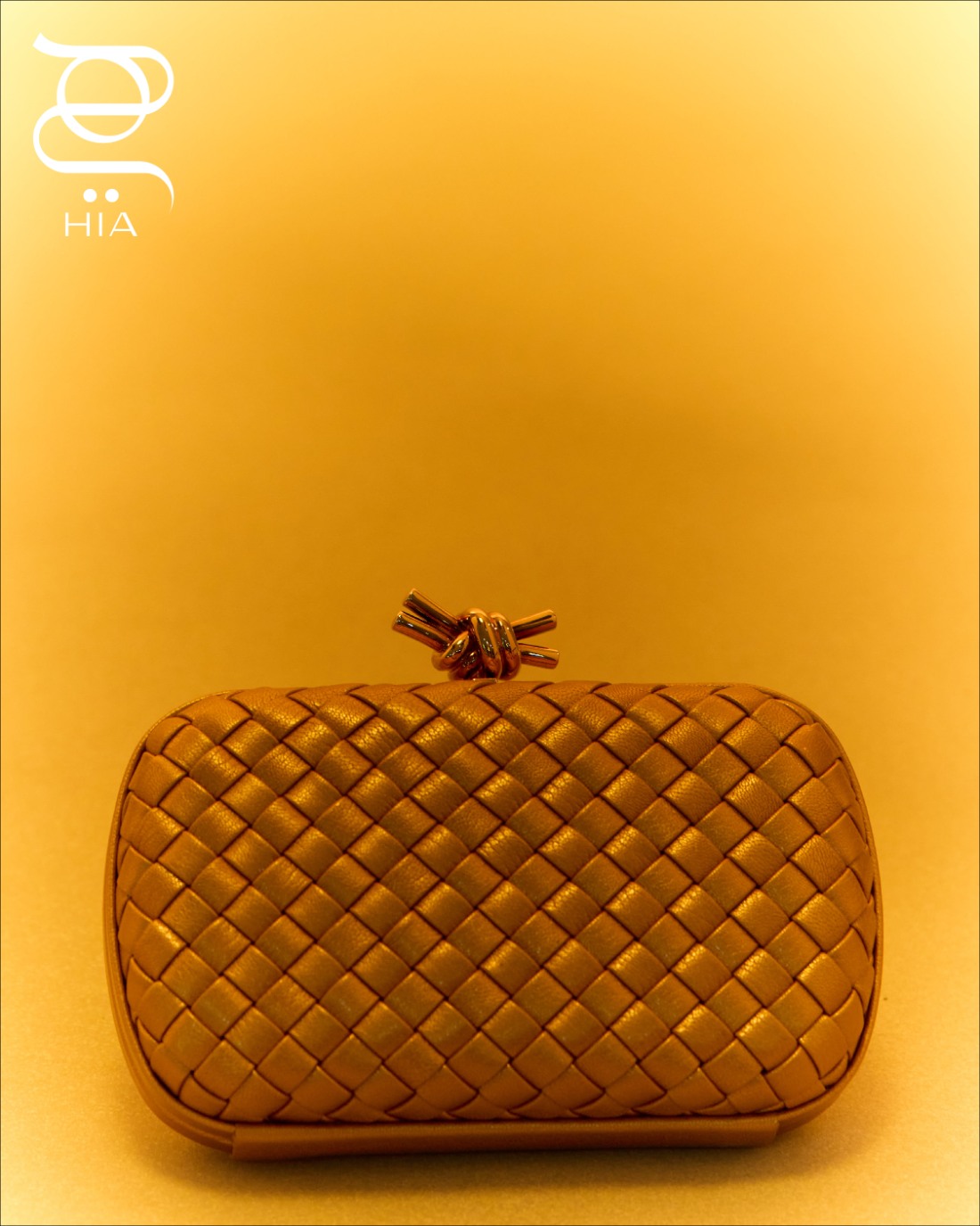 حقيبة "كنوت" ‏KNOT‏ باللون الذهبي من دار "بوتيغا فينيتا" ‏Bottega Veneta