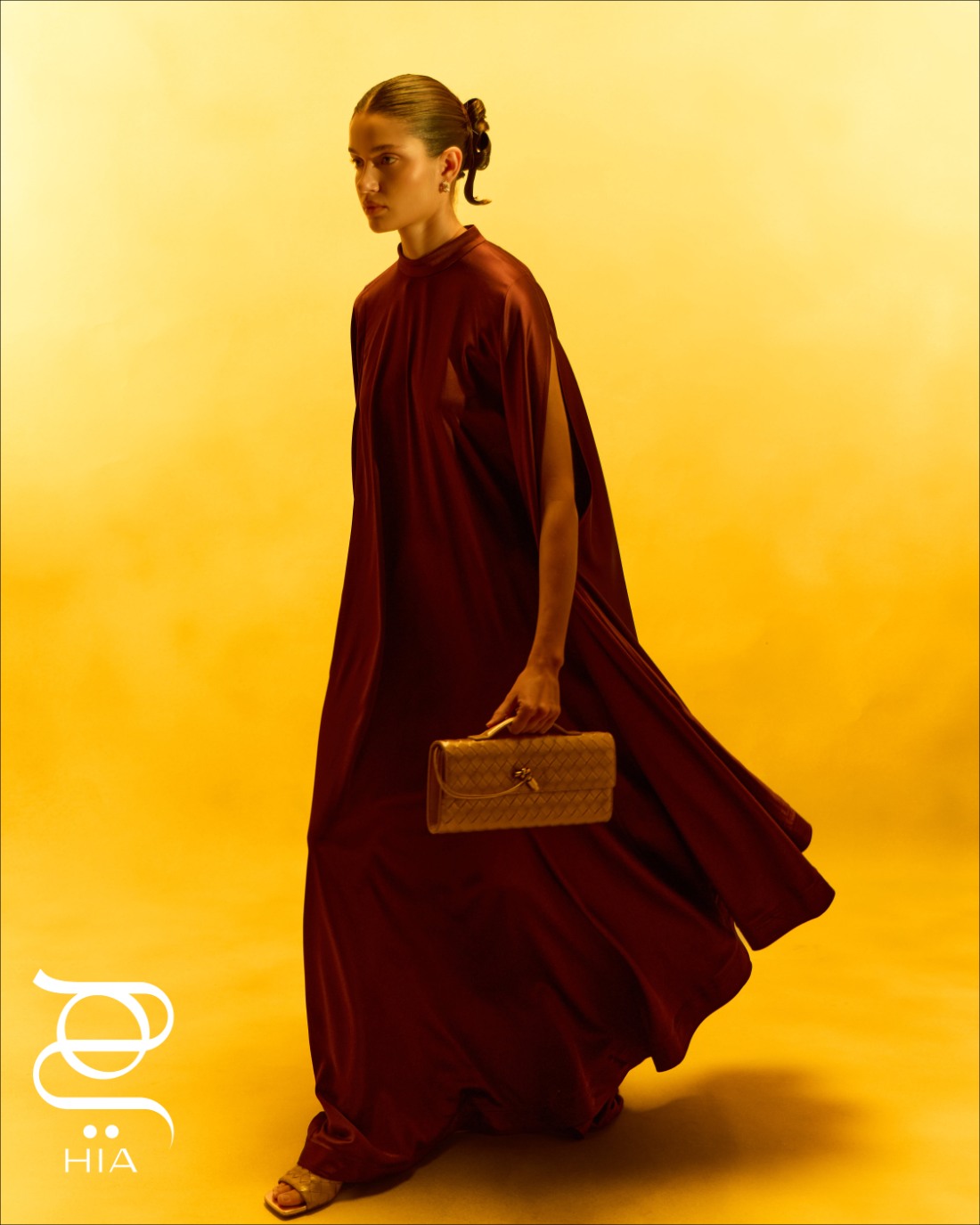 كلاتش "أنديامو" ‏ANDIAMO فستان حريري منسدل باللون العنابي جميعها من دار "بوتيغا فينيتا" ‏Bottega Veneta