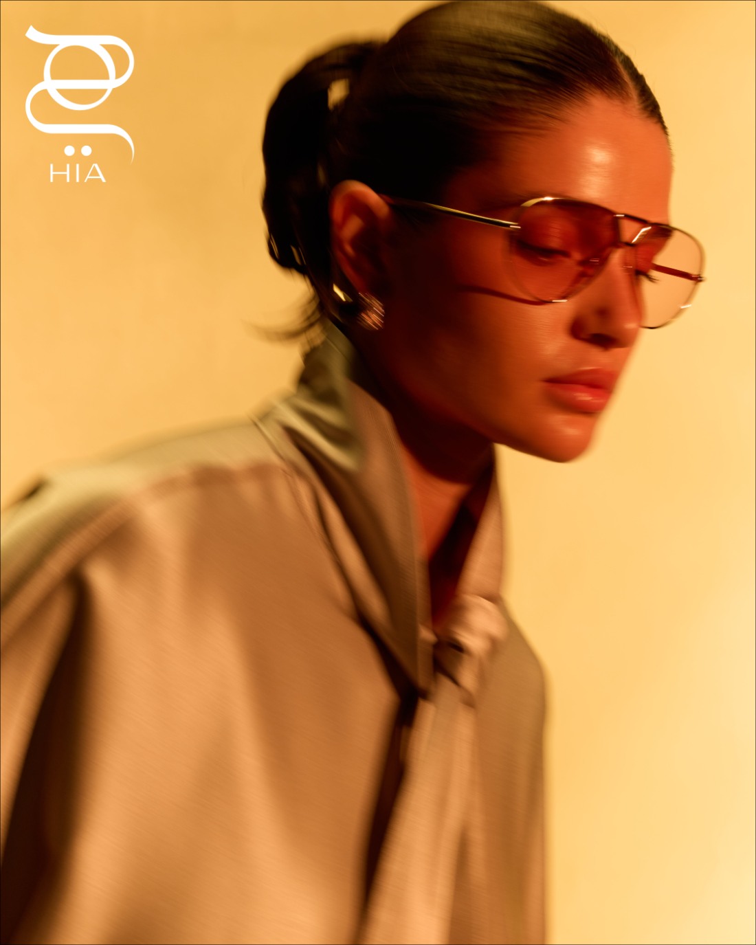 قميص حريري ونظارات "دروب أفياتور" ‏DROP AVIATOR‏  الشمسية ‏ جميعها من دار "بوتيغا فينيتا" ‏ Bottega Veneta