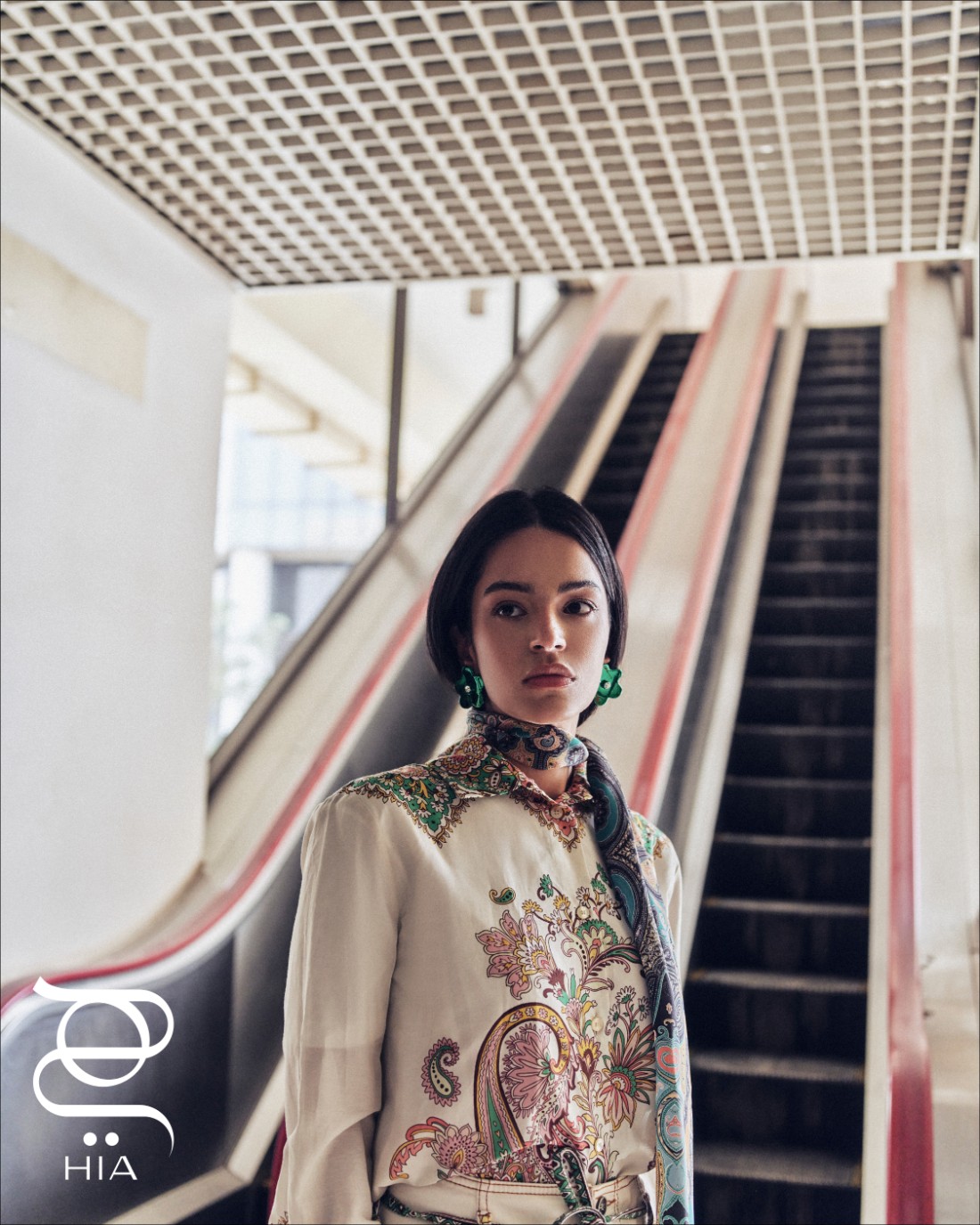 إطلالة من "إيترو" Etro أقراط من "مواز" Mwaz