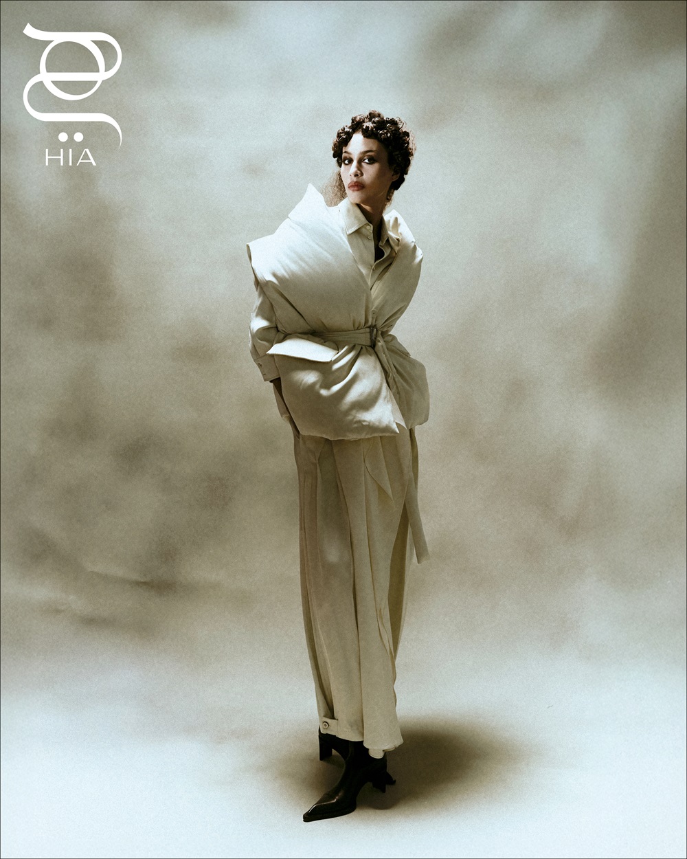سروال، قميص، سترة من دون أكمام وحذاء من "جيل ساندر" Jil Sander