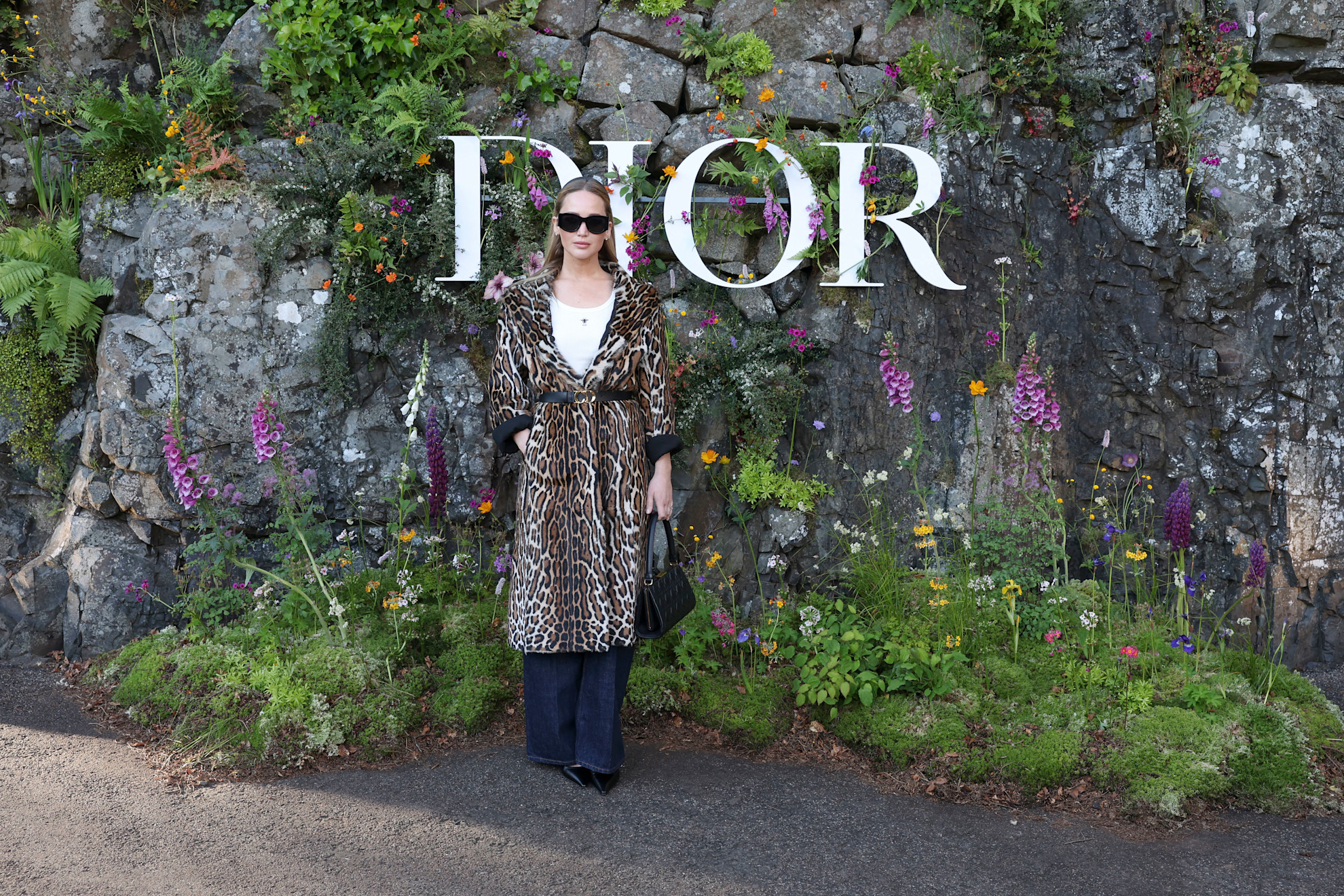 Jennifer Lawrence بمعطف منقوش وباقي إطلالة هادئة