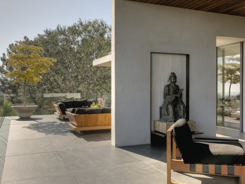 جولة في قصر جينيفر أنيستون