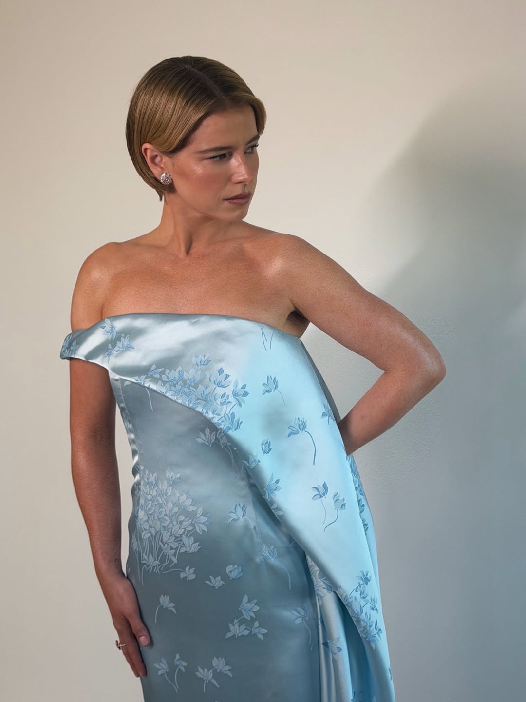 جيسي باكلي… إشراقة هادئة بتوقيع شانيل على السجادة الحمراء