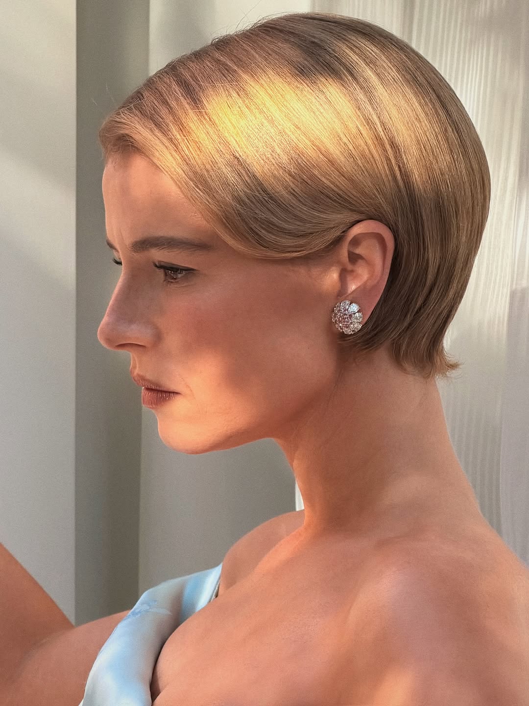 جيسي باكلي… إشراقة هادئة بتوقيع شانيل على السجادة الحمراء