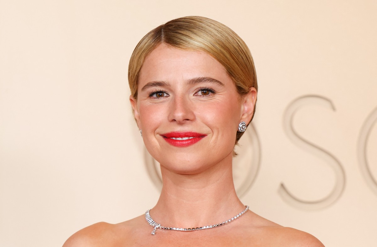 إطلالة Jessie Buckley بأحمر الشفاه القوي