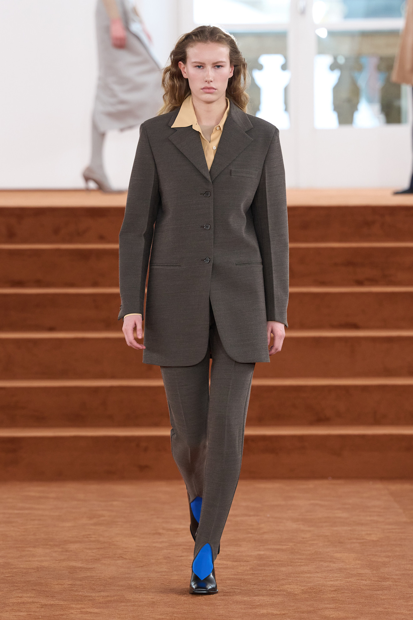Jil Sander البني لون إطلالات العمل في الخريف من
