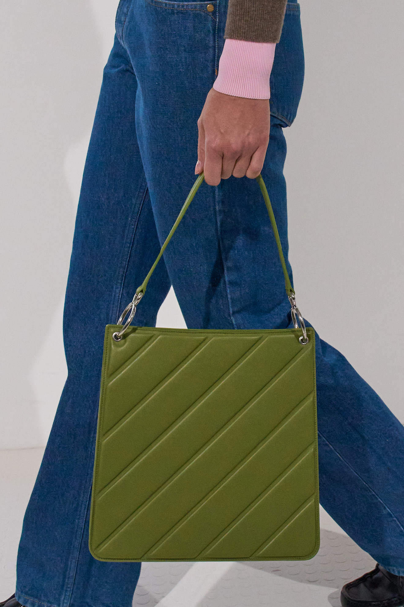 Jil Sander حقيبة باللون الأخضر الزيتي من