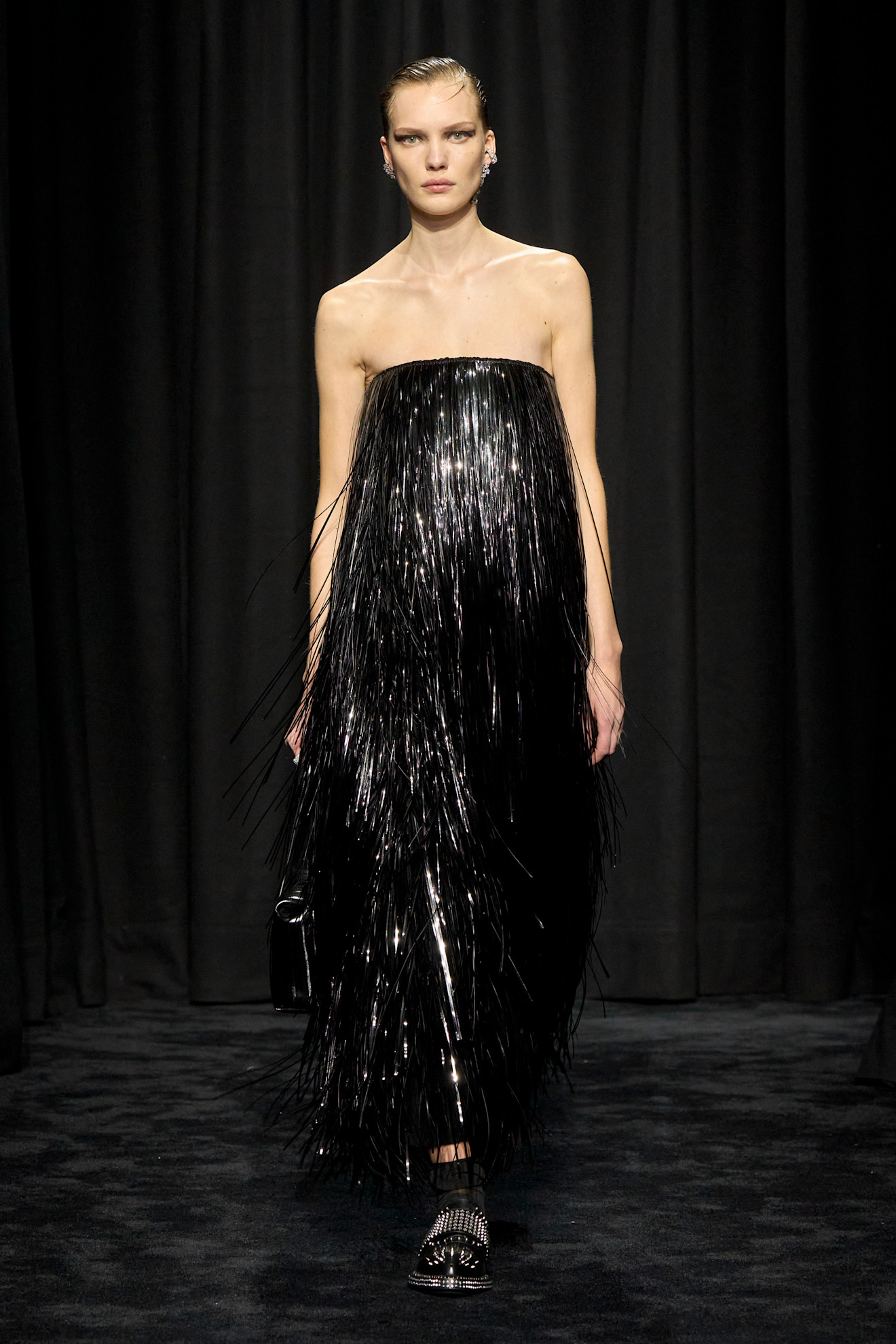 فستان من جيل ساندر مزين بالشراشيب اللامعة يضيف حركة وديناميكية لإطلالة مسائية آسرة