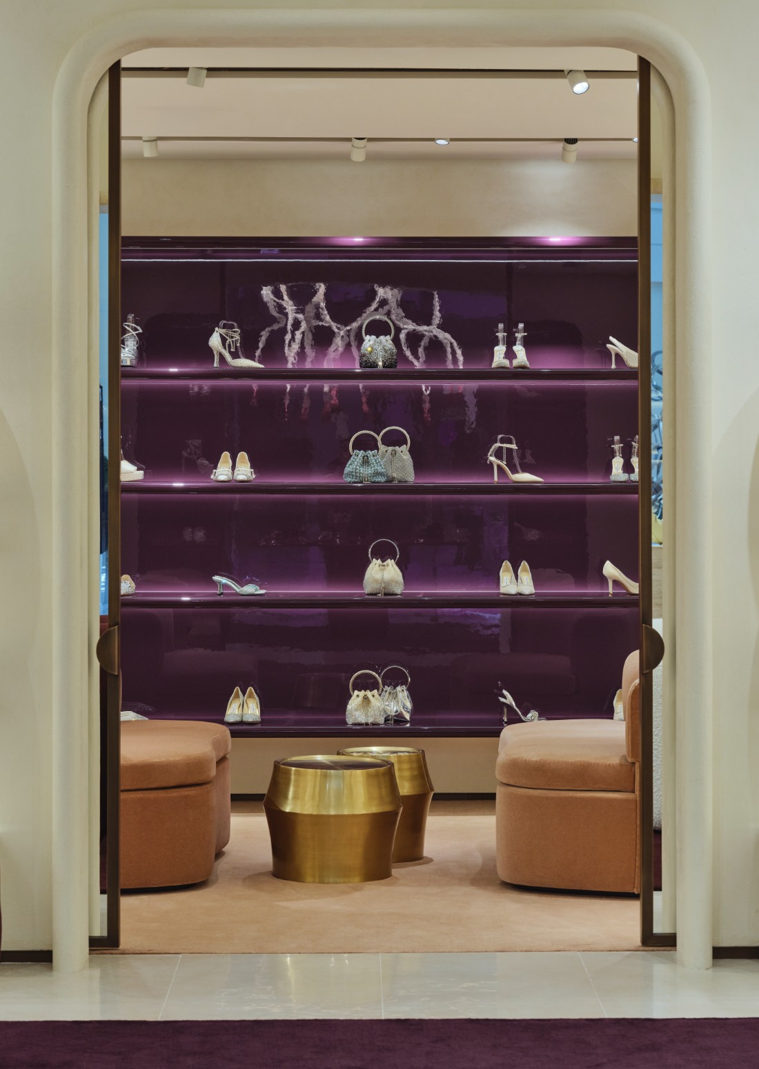 بوتيك Jimmy Choo المُعاد تصميمه في دبي مول