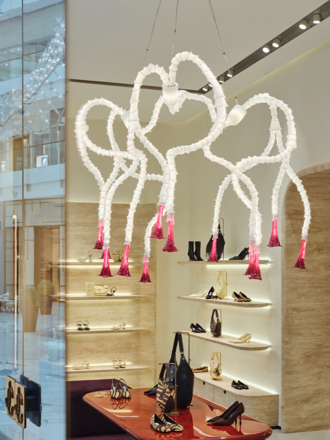 مجموعة مختارة بعناية من الأثاث والأعمال الفنية