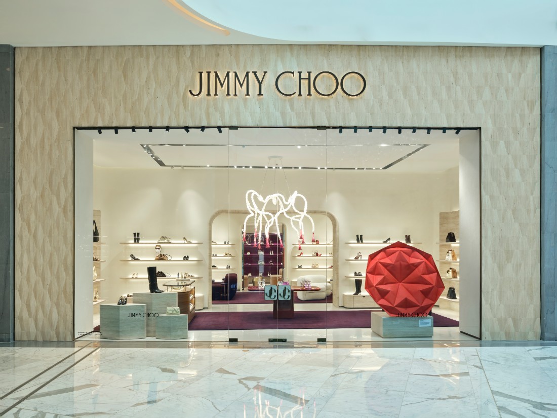 يتماشى البوتيك الجديد مع جماليات بوتيكات "جيمي تشو" العالمية مع الاحتفال بروح دبي الفريدة