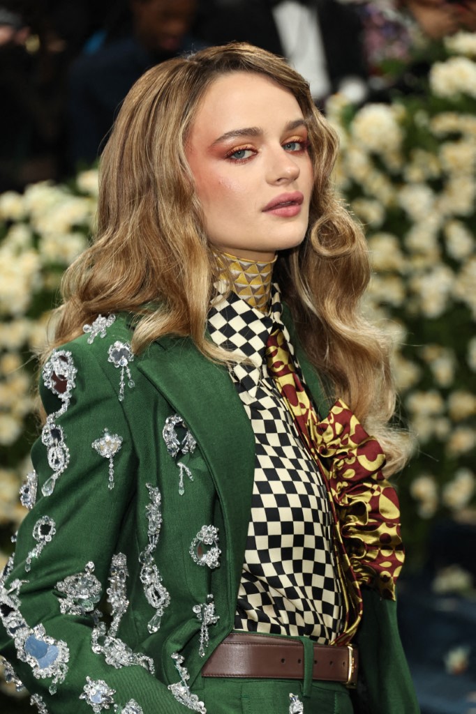 اطلالة Joey King برسمات المكياج المرجاني
