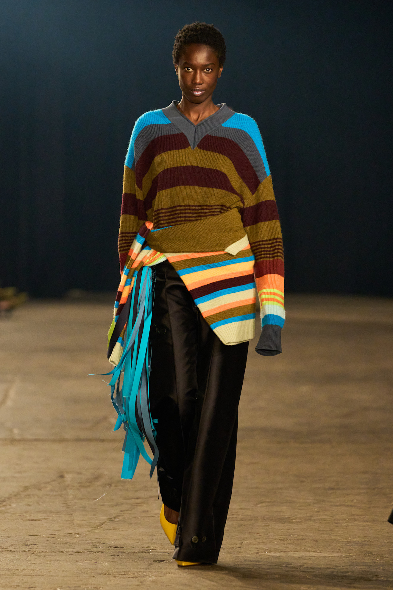 كنزة بألوان عديدة مربوطة عند الخصر من Christopher John Rogers