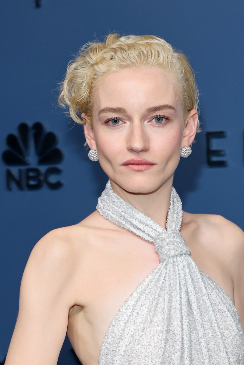اطلالة Julia Garner بخطوط الكحل البنية