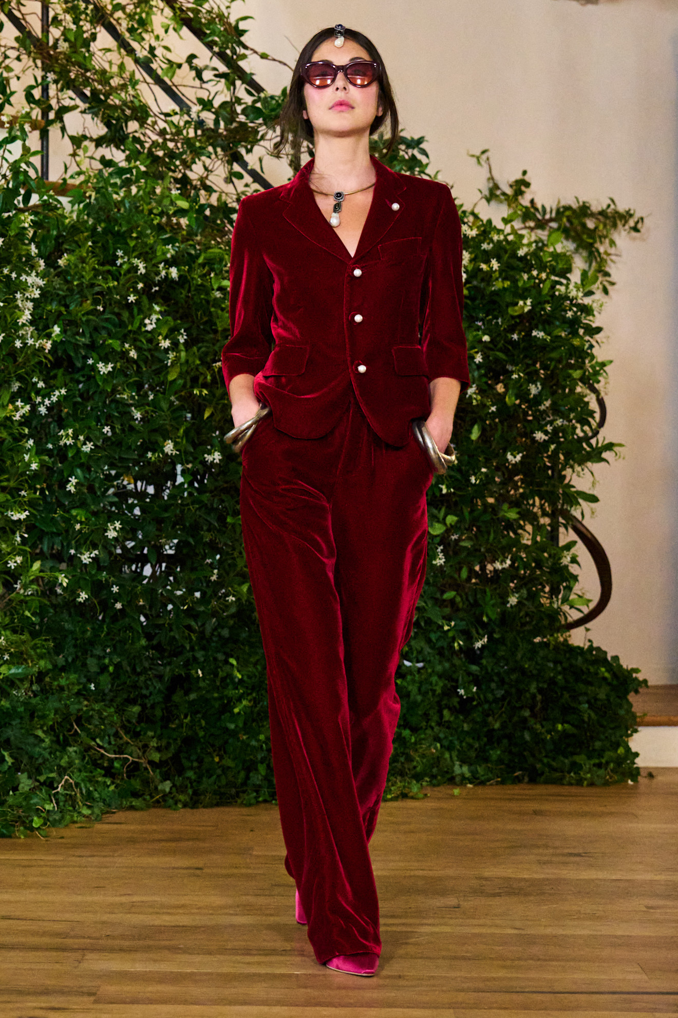 موضة البنطلون البرغندي المخملي