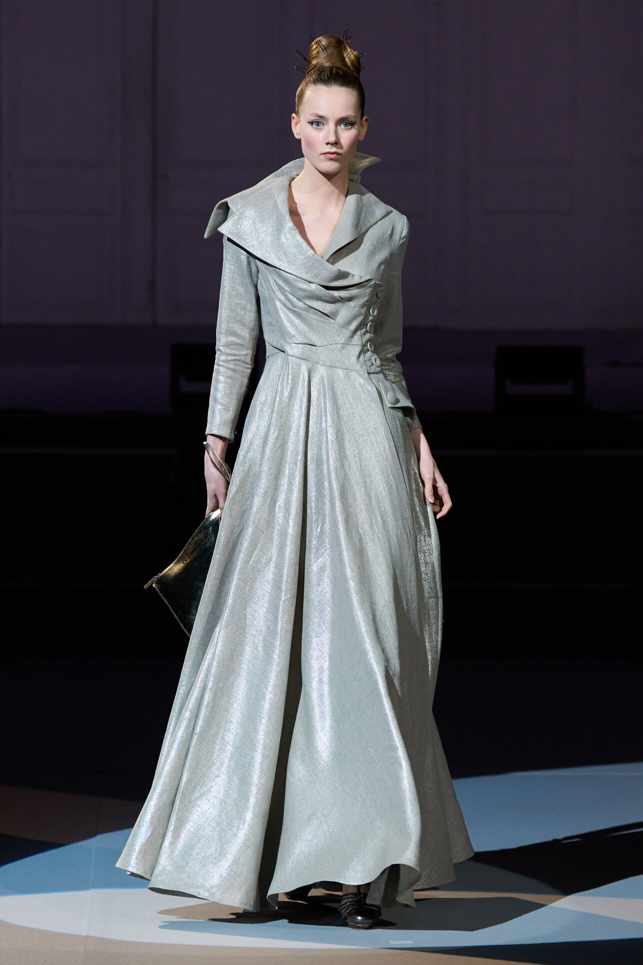 بقطع صيفية كاجوال وموديلات تحاكي الاسلوب الراقي لربيع وصيف 2026، وبأسلوب متجدّد في جمع الأقمشة والالوان في إطلالة واحدة، بدأ عرض أزياء دار Julien Fournie في باريس بأجمل تصاميم ملفتة بقصات مناسبة لكافة الاعمار. فلفتنا أجمل صيحات الموضة الصيفية التي تبرز من خلال الالوان والتدرجات المنقوشة التي لا غنى عنها في اطلالاتك المقبلة. إليك بالتفاصيل المجموعة الكاملة لعرض أزياء Julien Fournie لموسم ربيع وصيف 2026 وانتقي منها القطع المميزة والاسلوب الساحر الذي لا يمكن للمرأة ان تتخلى عنه في المواسم المقبلة. تميّز عرض أزياء Julien Fournie بفساتين طويلة تحاكي الروح العصرية مع الأقمشة المتنوعة والجريئة التي تم اعتمادها بشكل ملفت في هذه المجموعة. فسيطرت في العديد من القطع موضة الفساتين الواسعة من أسفل الكاحل التي برزت بشكل محدد من ناحية الخصر مع طبقات الأقمشة الإضافية، وتميّزت بعض القطع بقصة الأكتاف العريضة الى جانب موضة الأكمام الشفافة والطويلة بشكل لافت. موضة الفساتين المطرزة وفي هذه المجموعة، تعود صيحة الثنيات إلى الواجهة في العديد من القطع، سواء من خلال خياطتها أو تركها مفتوحة من الجهة الامامية. واللافت سيطرت أقمشة الحرير على مجموعة Julien Fournie مع عدم تخلي هذه الدار عن التصاميم الفاخرة والمعزّزة بالتطريز، ذات الطابع الهندسي الذي لا تتخلى عنه هذه الدار. موضة الاقمشة المزخرفة أما موضة الاقمشة المزخرفة فسيطرت على العديد من الفساتين الطويلة ذات الاكمام الفضفاضة والرباط الحيوي في مجموعة Julien Fournie، الى جانب الزخريفات الفضية المنسدلة على الاكمام مع الياقة الهندسية وتفاصيل الترتر المتدرجة على الجوانب بأسلوب حيوي. فساتين سهرة فاخرة باللون الذهبي وعرضت مجموعة Julien Fournie فساتين سهرة فاخرة باللون الاحمر مع القماش البراق والمتدرج بتفاصيل الخرز النافرة. واختارت موضة الفساتين الترتر بأقمشتها العريضة والمنسدلة مع صيحة الخطوط الهندسية المتدرجة على الصدر. كما زيّنت صيحة الريش جوانب الفساتين بقصاتها المتدرجة الى الاسفل. تنانير واسعة بأسلوب الكلوش وأتت التنانير واسعة وسميكة في عرض ازياء مجموعة Julien Fournie وبرزت من خلال الخصر العالي وقصة الكلوش الفضفاضة بطريقة تظهر أناقة المرأة. وبدا واضحاً تركيز هذه الدار على إبراز موضة الجاكيت القصيرة والمحددة بالرباط الجانبي مع تفاصيل الكريستال النافرة من اسفل الاكمام بأسلوب عصري.