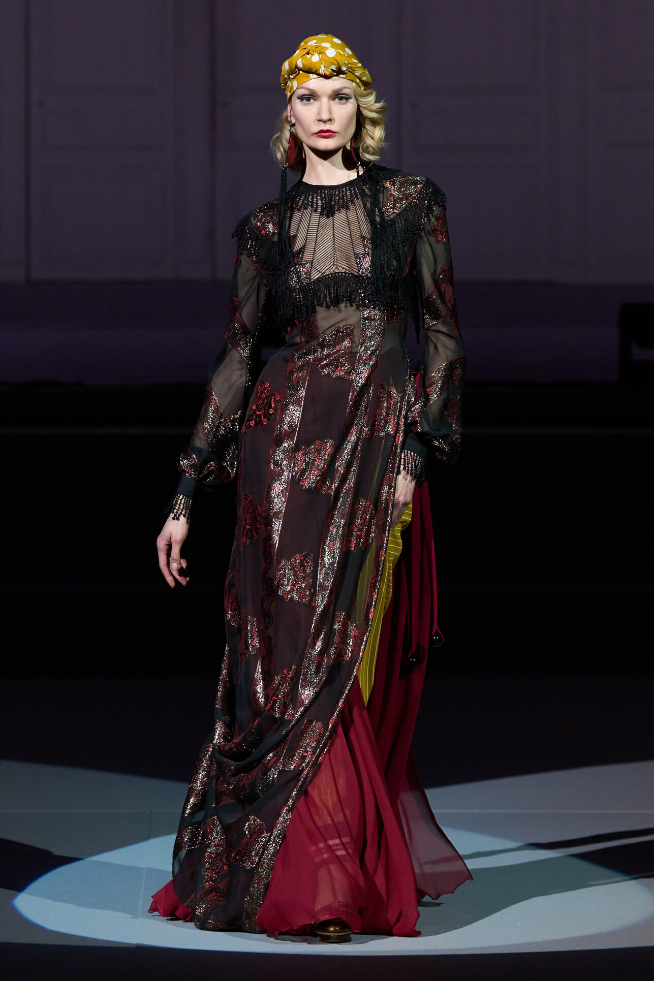 موضة الاقمشة المزخرفة