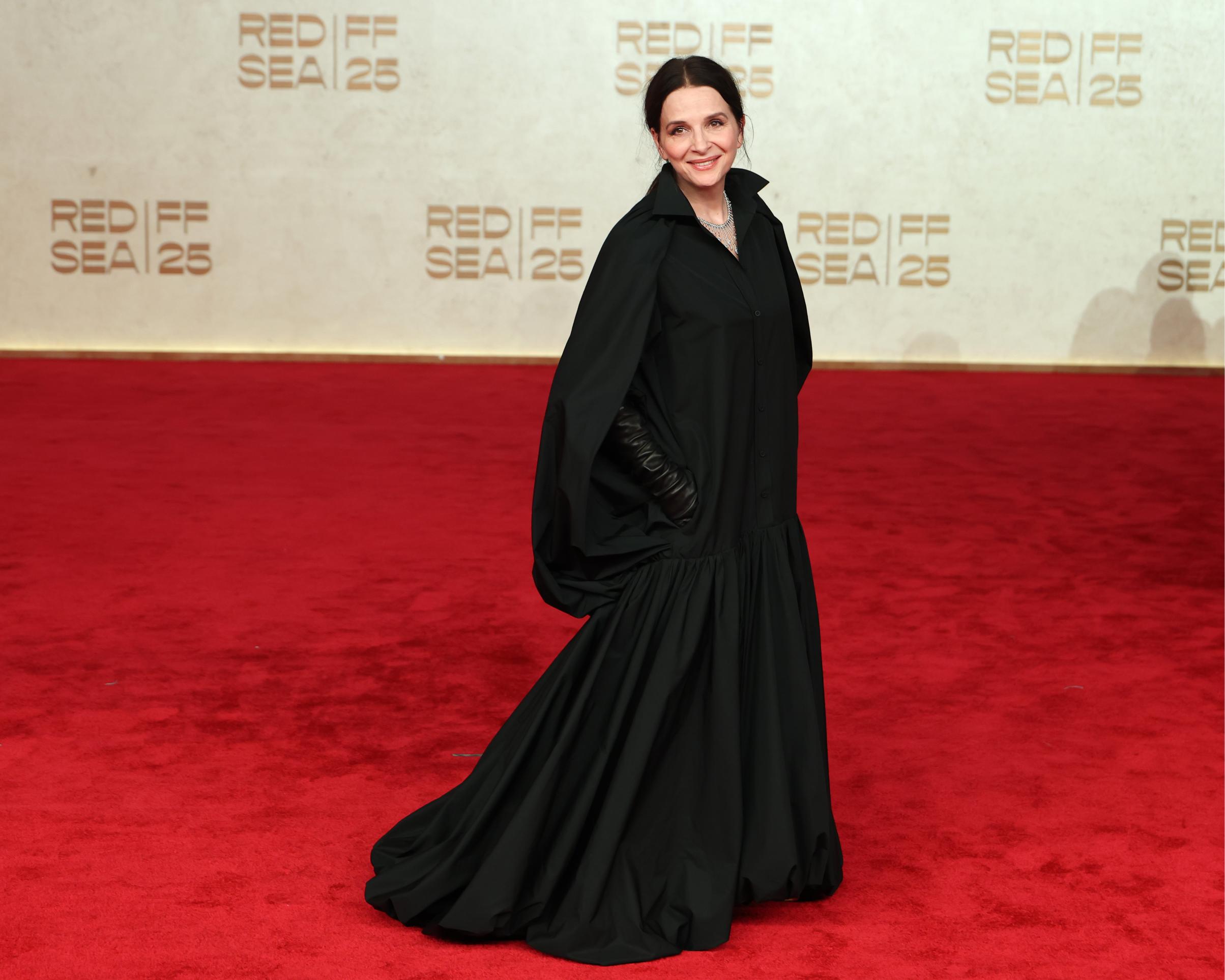 Juliette Binoche تتألق في اليوم الأول من Red Sea Film Festival 2025 بإطلالة Balenciaga by Pierpaolo Piccioli