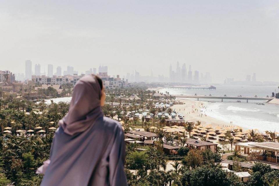 Jumeirah_Marsa_Al_Arab_Lifestyle_Emirati_Woman_External_Woman_watching_the_view_from_the_terrace