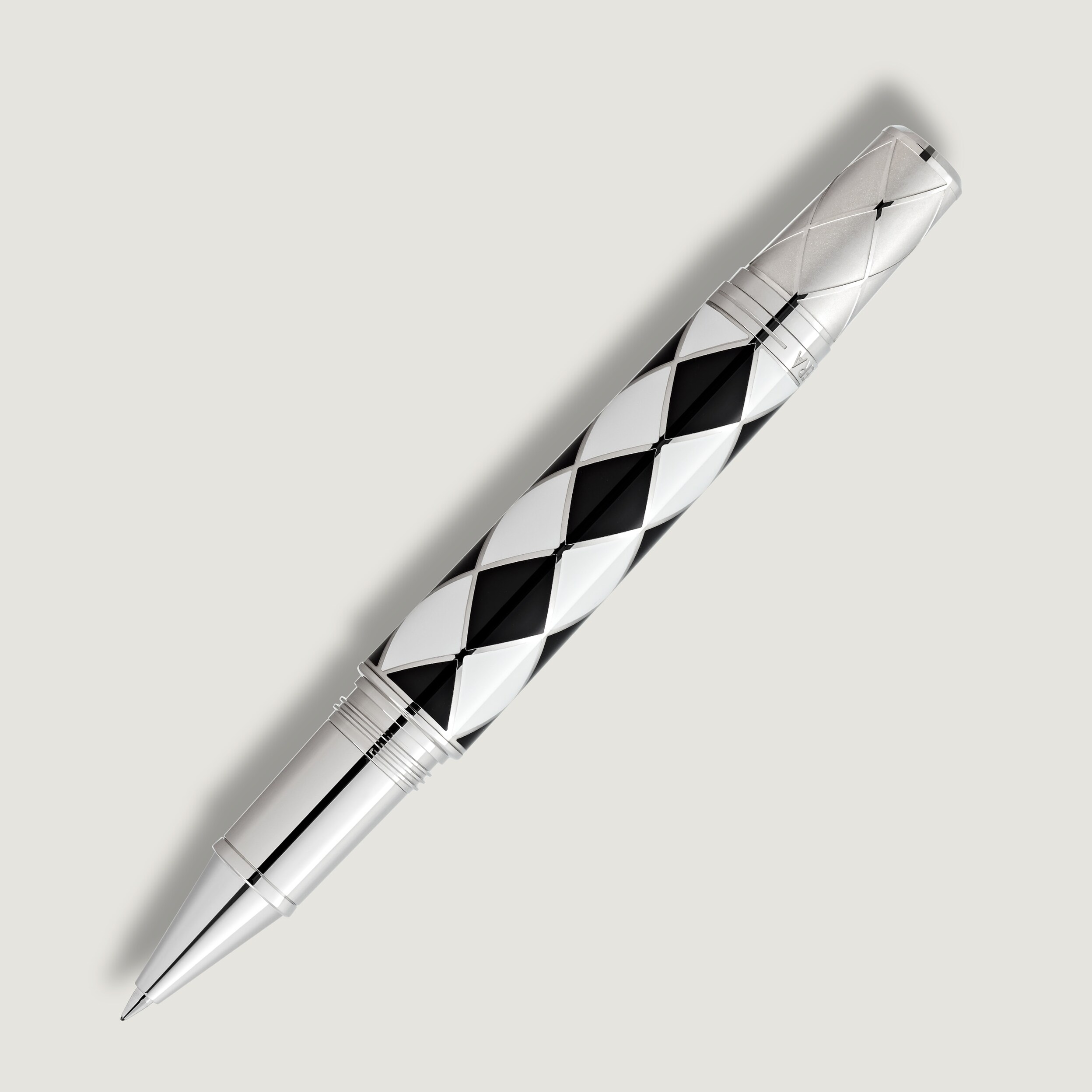 Montblanc تحتفي بفرقة الروك الأسطورية Queen من خلال مجموعة Great Characters