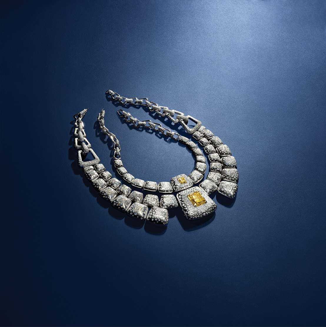 رصع عقد KALAHARA بنحو 103.3 قيراط من الماس وهو يستحضر حرارة الصحراء وشمسها السيادية بفضل ماسة صفراء استثنائية تزن نحو 35 قيراطا