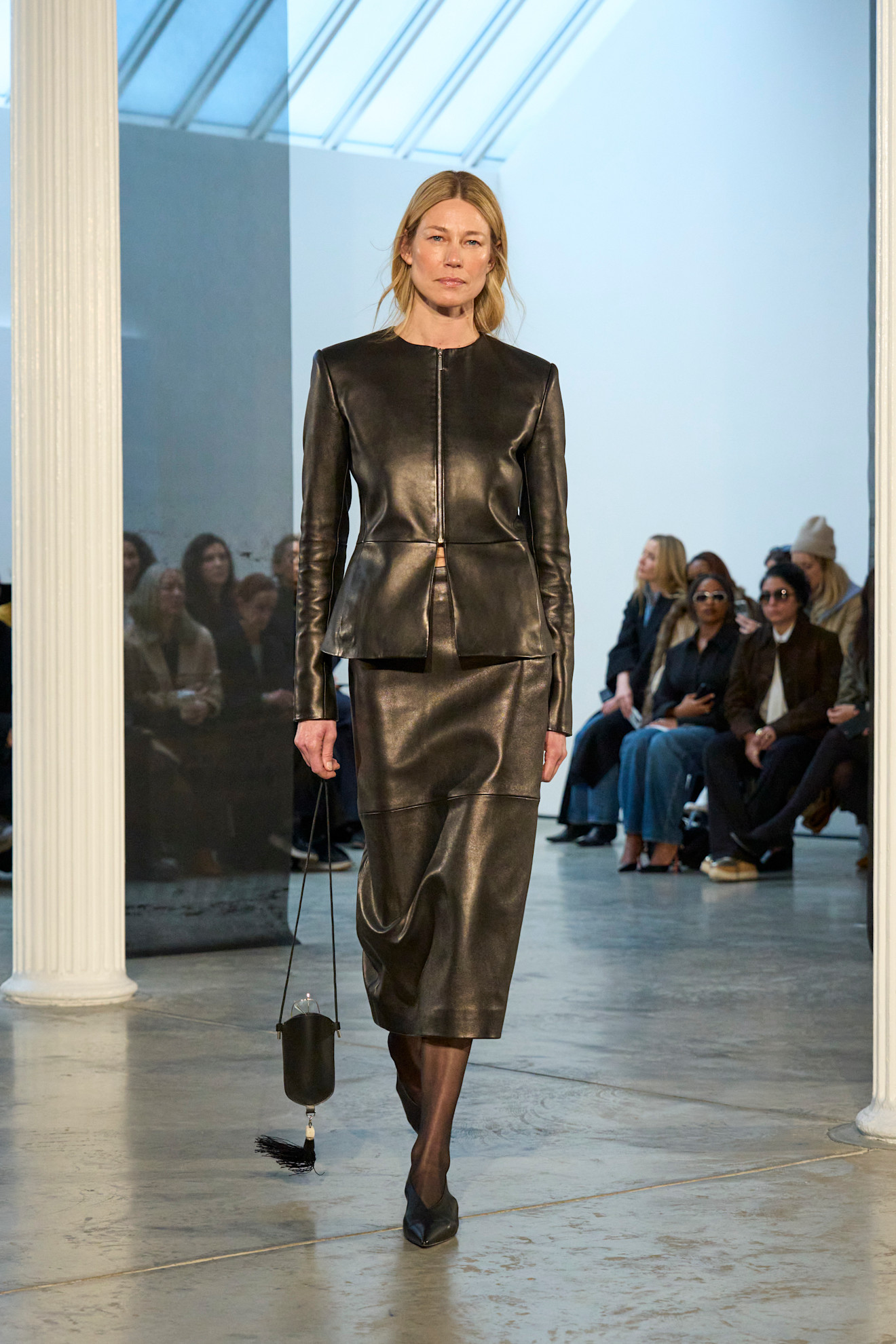 الجلد قماش شتوي فخم نسقي. إطلالة كاملة بهذا القماش بأسلوب بدلة التنورة كـ Kallmeyer