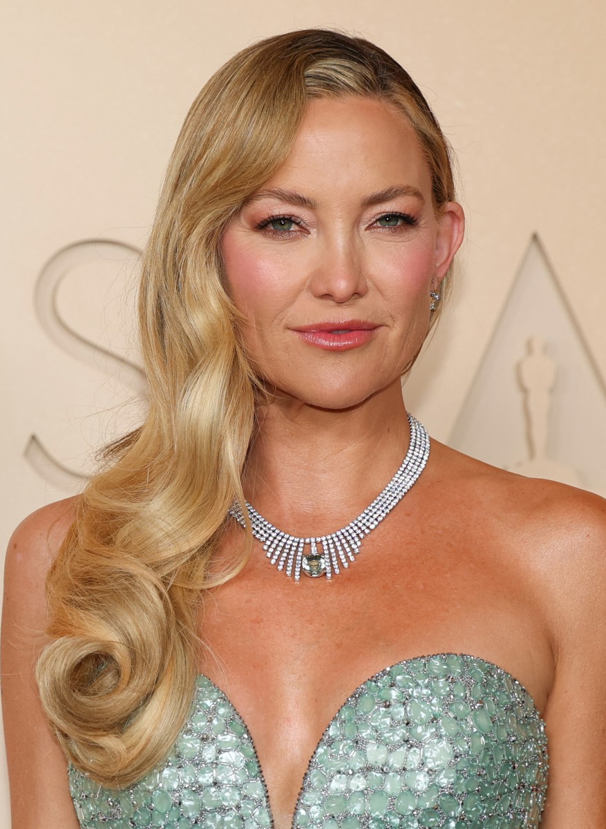 اطلالة Kate Hudson برسمات المكياج الزهري