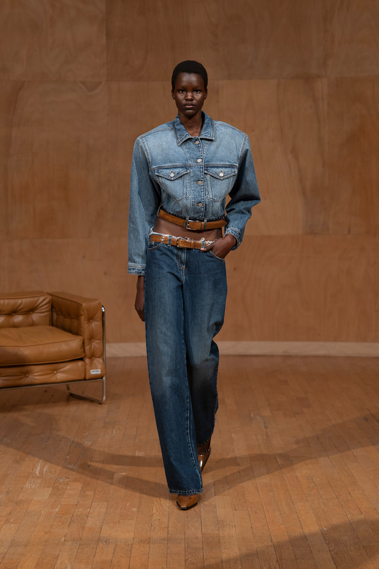 Kegels إطلالة جينز الأرجل الواسعة مع الجاكيت القصيرة من