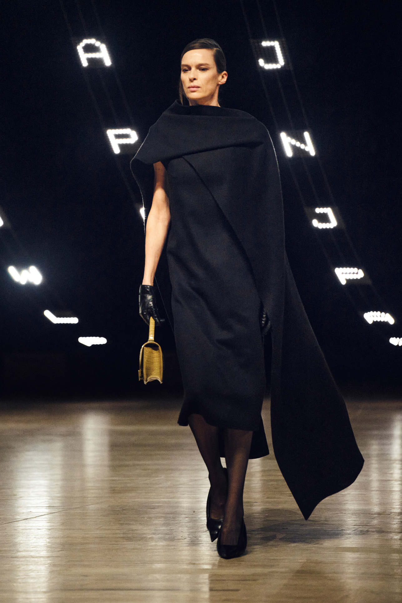 موضة فساتين الكاب الهندسية