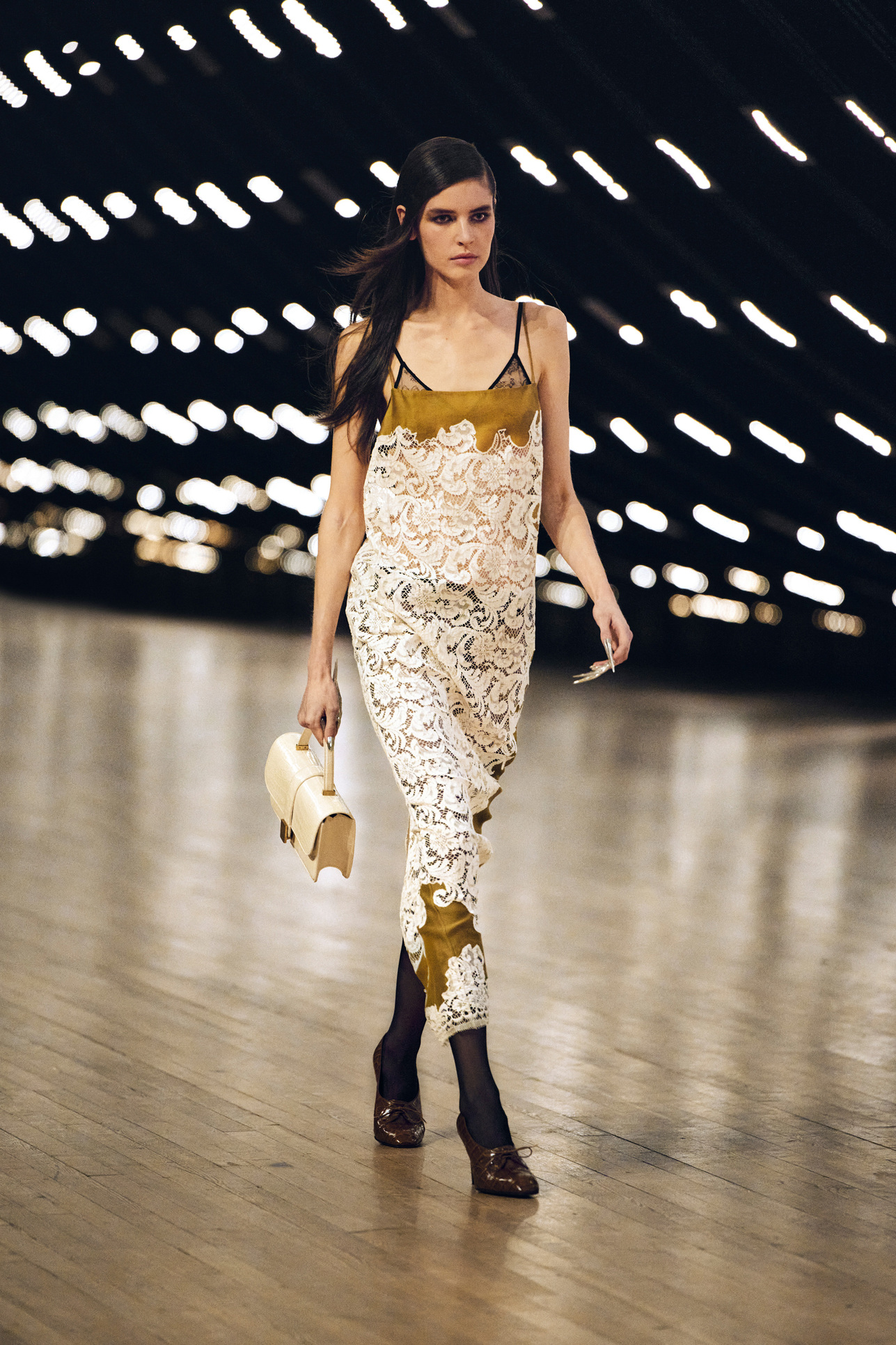 صيحة فساتين الدانتيل بنقشات الورود