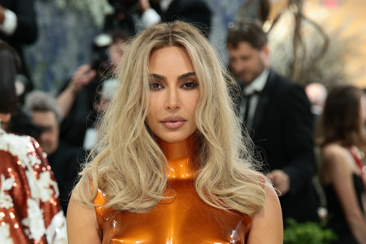 إطلالة Kim Kardashian بالمكياج البرونزي