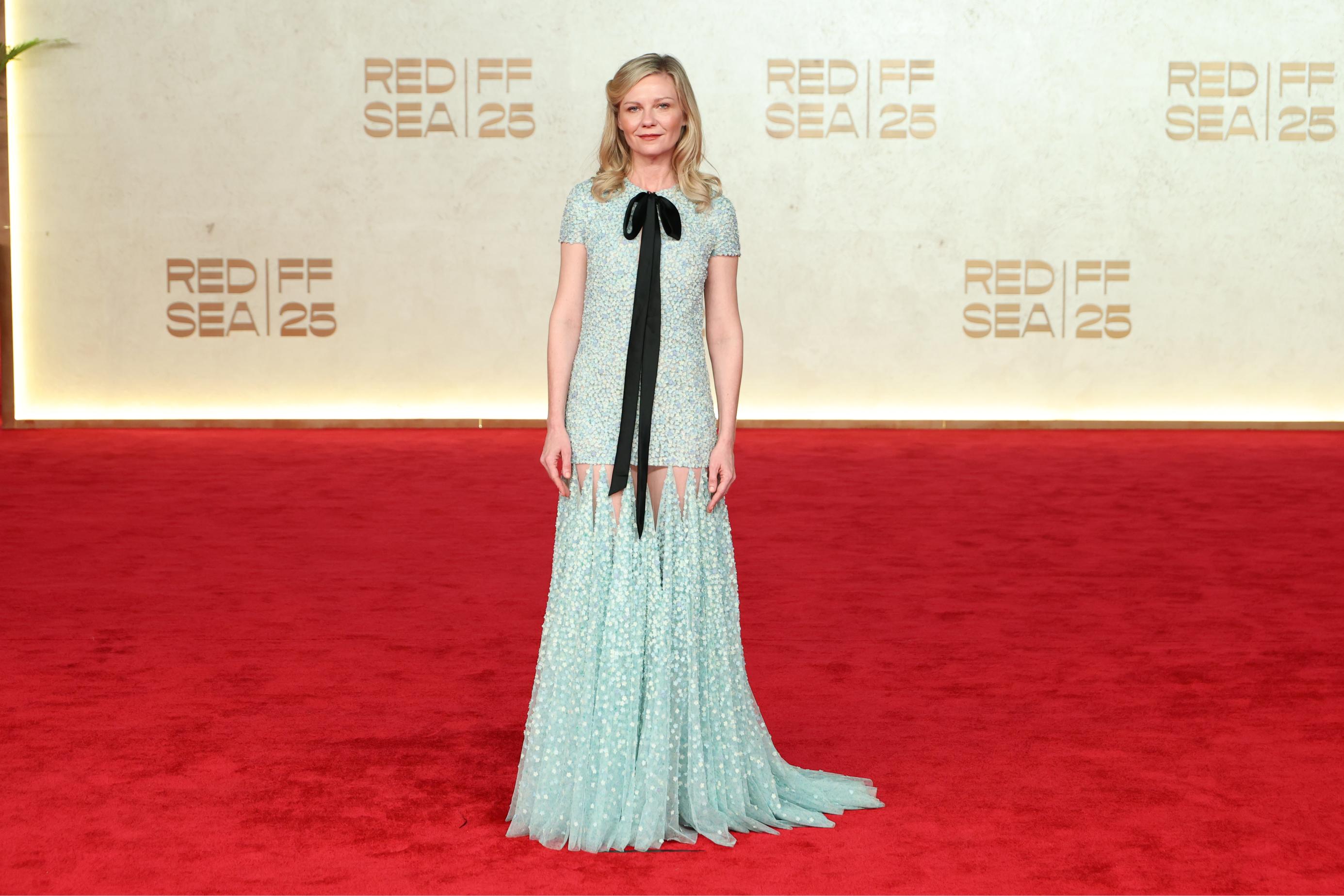 Kirsten Dunst في افتتاح مهرجان البحر الأحمر السينمائي باطلالة من ديور الاوبى للمصمم جوناثان اندرسون