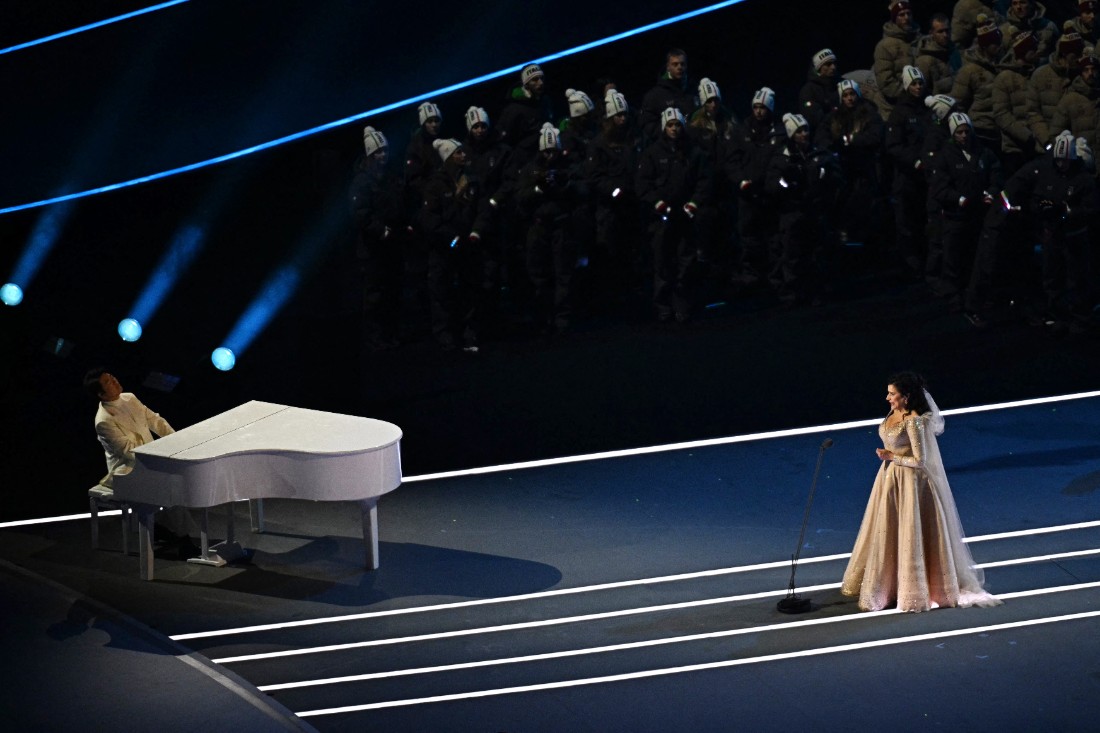 "لانغ لانغ" باطلالة من تصميم جورجيو أرماني