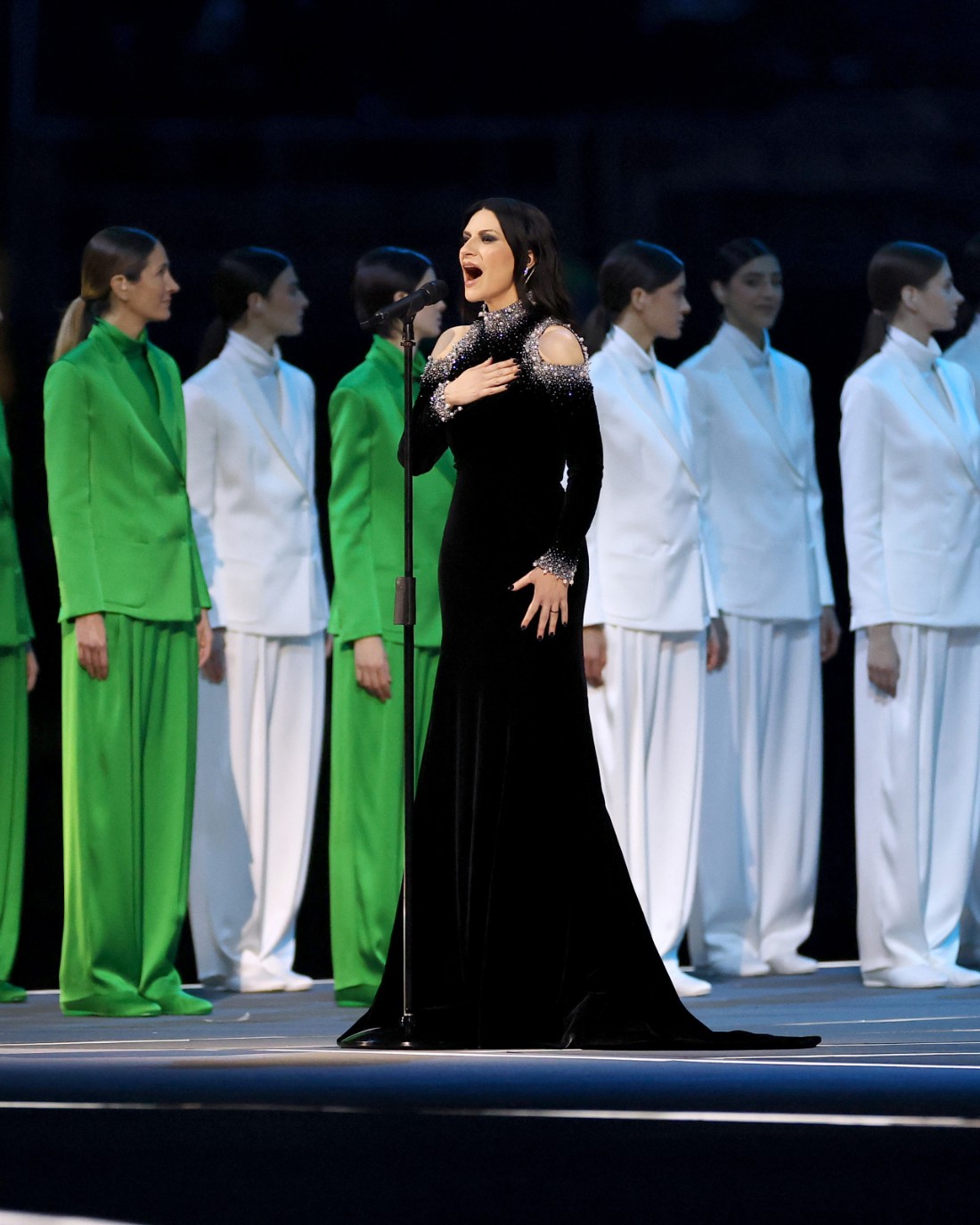 "لورا باوزيني" بفستان من تصميم جورجيو أرماني بريفيه