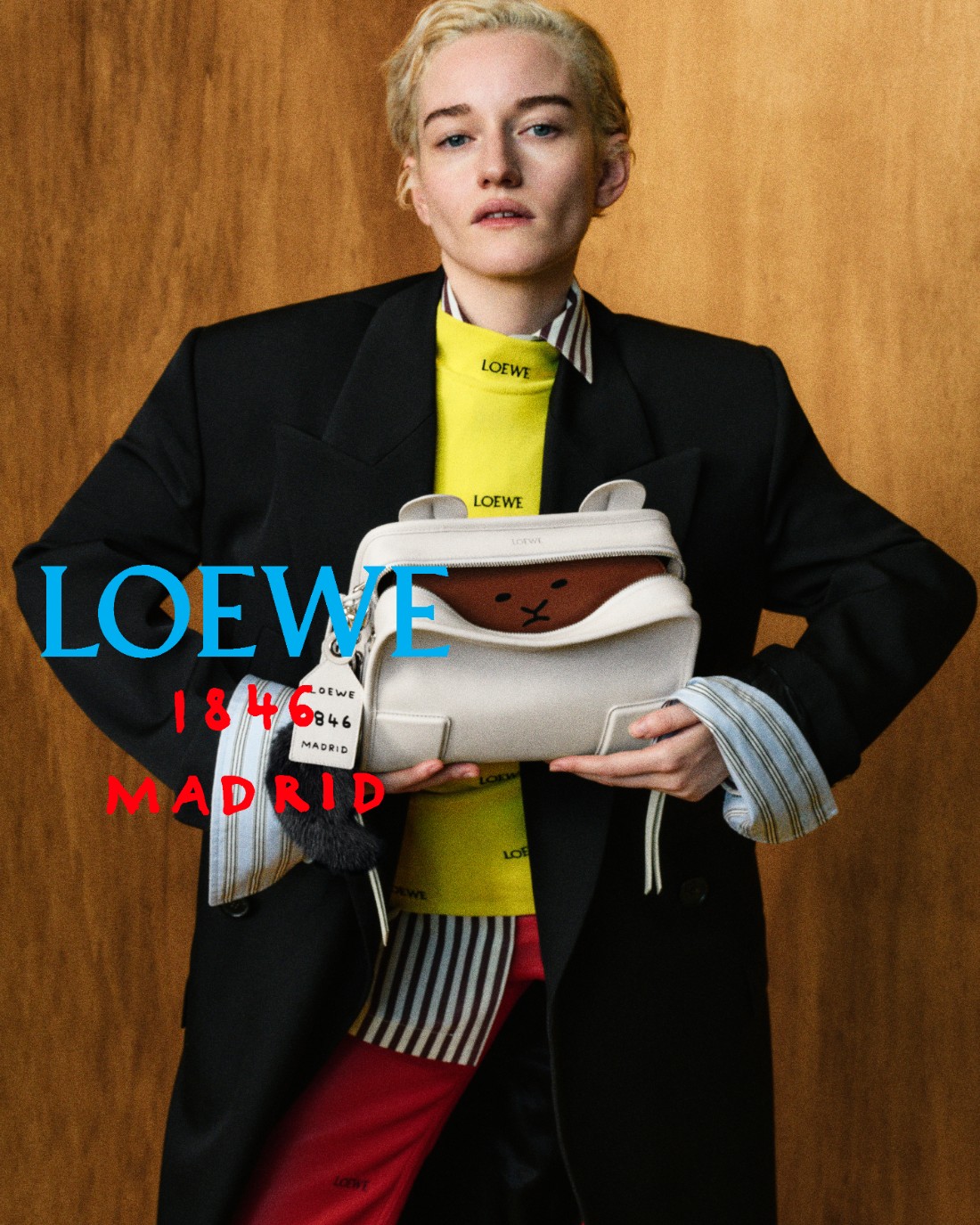 سفيرة الدار ‏Julia Garner