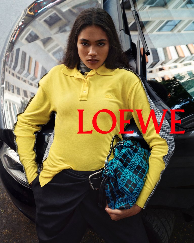 LOEWE تطلق حملتها الترويجية لتشكيلة ما قبل ربيع وصيف 2027