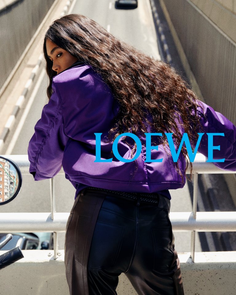 LOEWE تطلق حملتها الترويجية لتشكيلة ما قبل ربيع وصيف 2027
