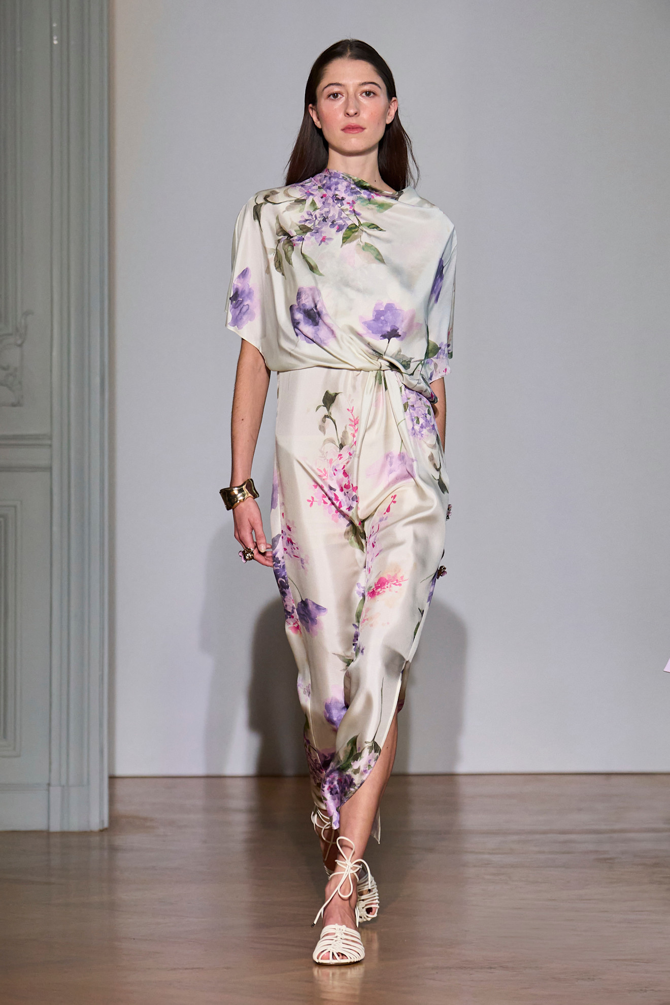 موضة الفساتين الساتان والمطبعة بالورود