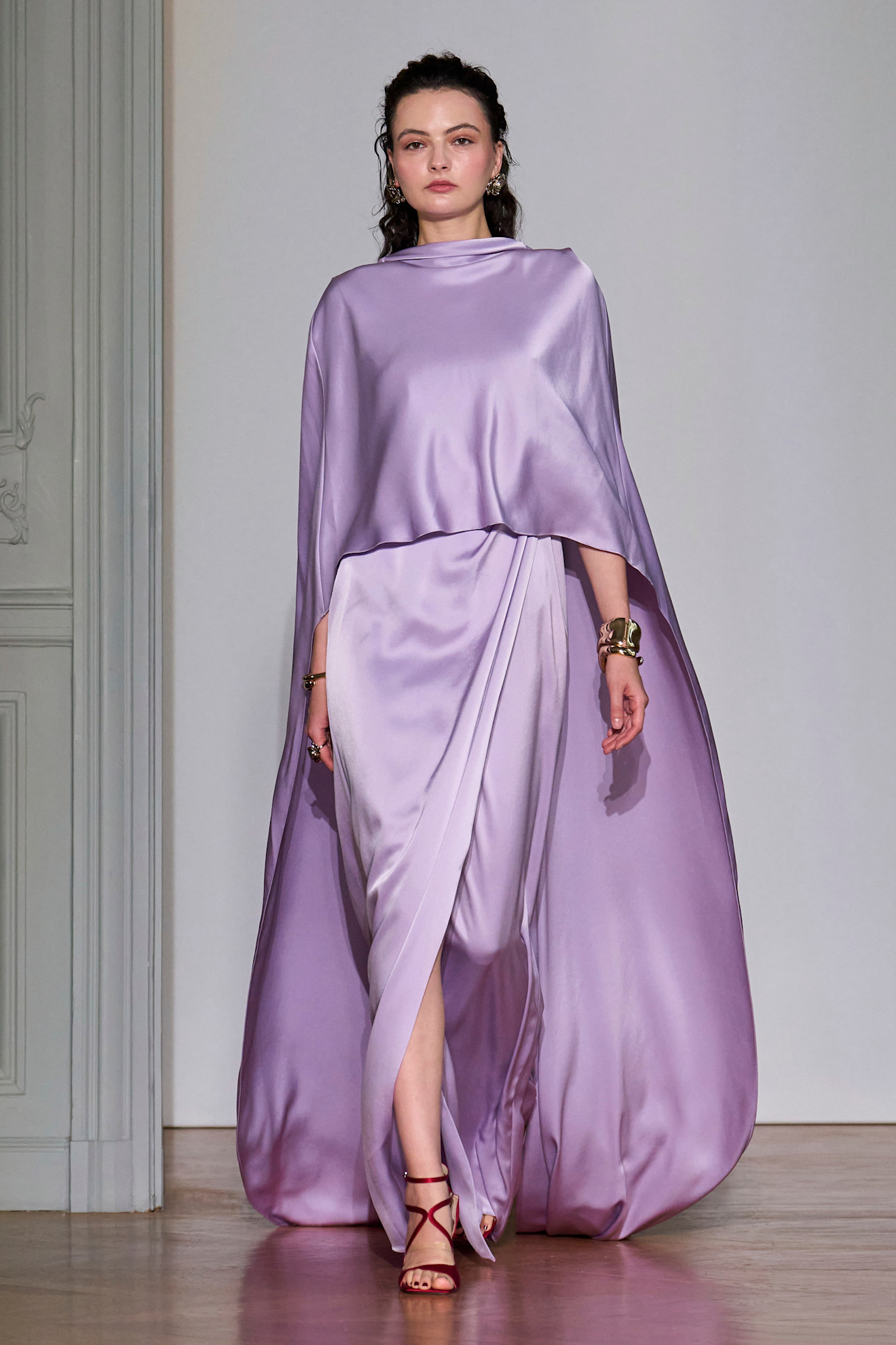 موضة الفساتين البنفسجية مع أقمشة الساتان