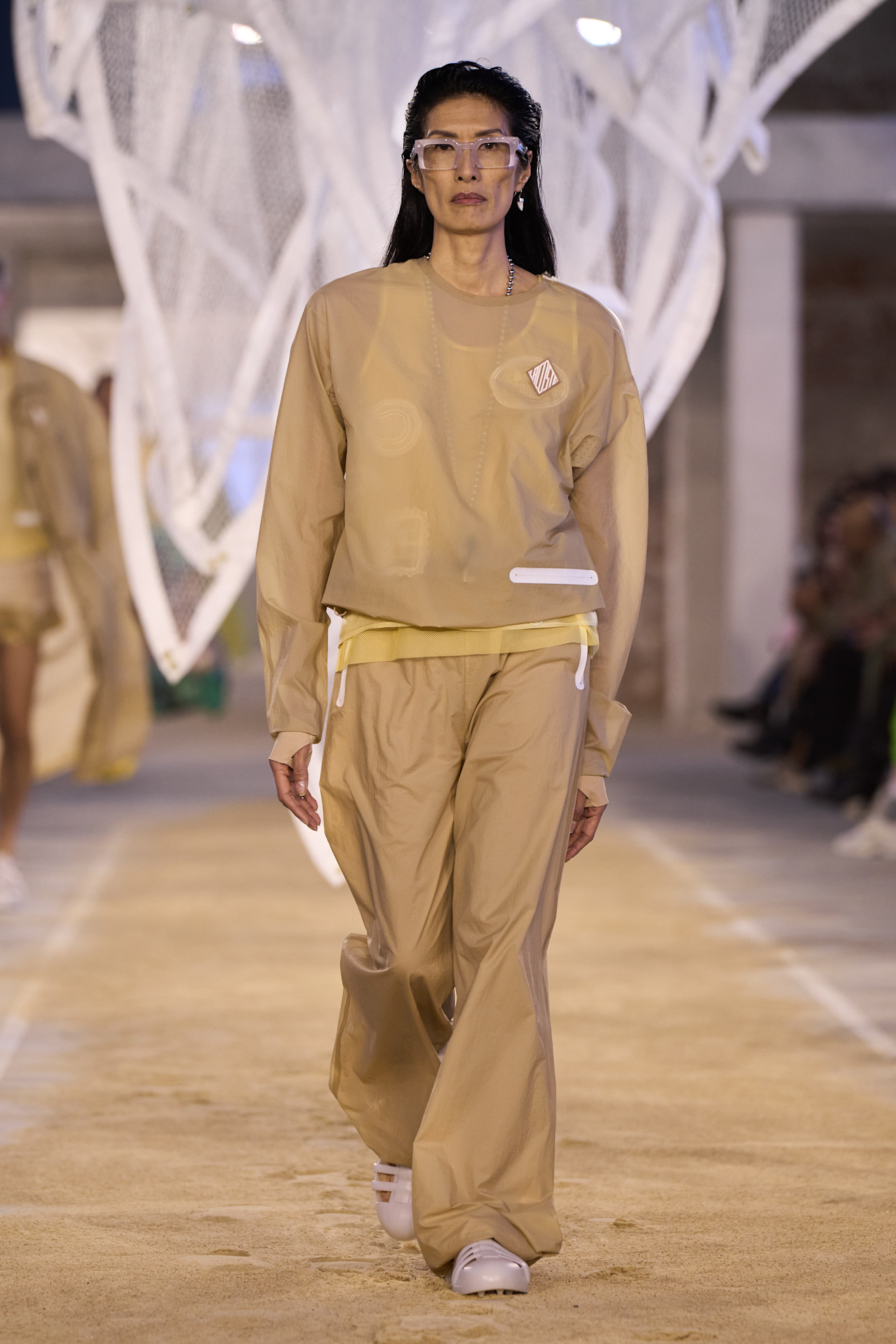 Lacoste تنسيق مريح وعملي للسراويل الواسعة من